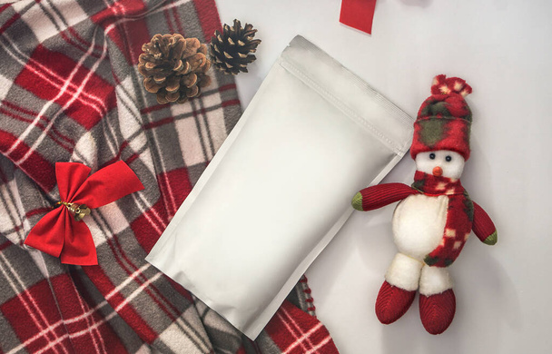 Шаблон екологічної паперової сумки для зберігання кави, чаю на тлі прикрас та прикрас для зимового відпочинку. Вакуумна упаковка на Різдво та Новий рік
 - Фото, зображення