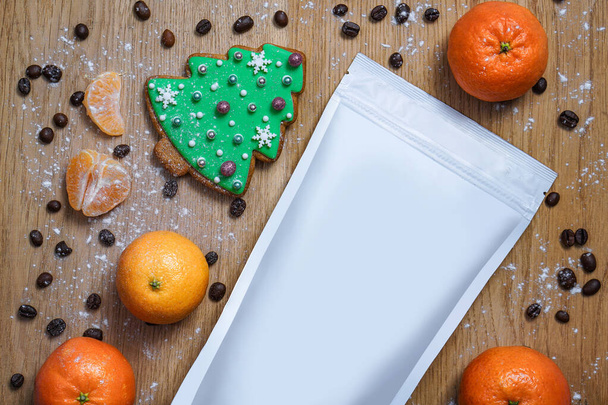 Plantilla de bolsa ecológica de papel para almacenar café, té con galletas en pinos y mandarinas. Embalaje al vacío para Navidad y año nuevo presente
 - Foto, imagen