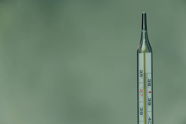 термометр лежит на зеркале, медицина
 - Фото, изображение
