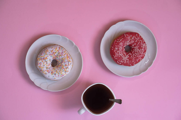 schöne saftige Donuts mit Kaffee in Tellern auf einem dekorativen Tablett. Februar Valentinstag Grußkarte. Hintergrund für Küchendesign - Foto, Bild
