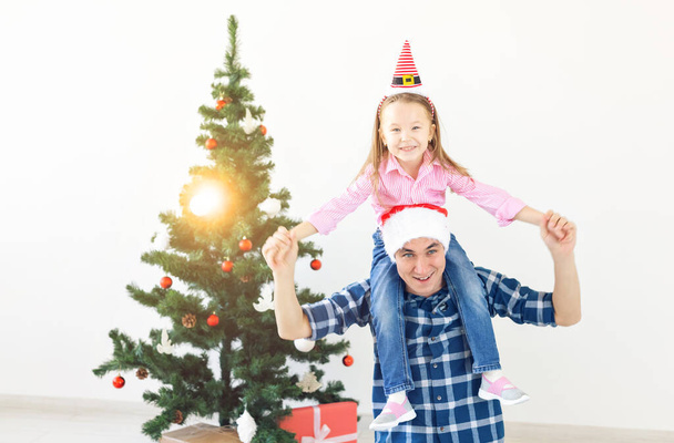 幸せな父親の肖像画piggybacking子供のクリスマスの間に家 - 写真・画像