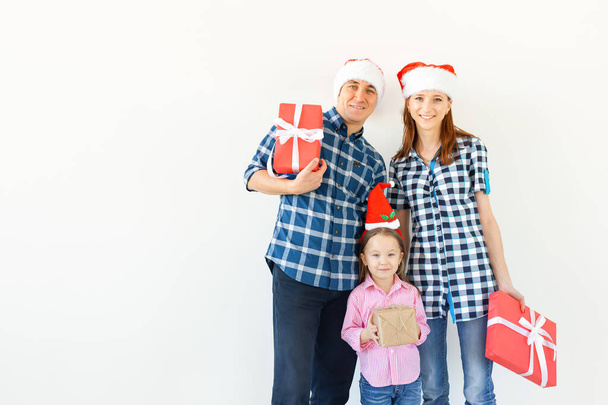 Feriados e conceito de celebração - Família feliz com presentes de Natal em fundo branco com espaço de cópia
 - Foto, Imagem
