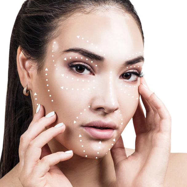 Massage lijnen op vrouwelijke gezicht met vitiligo tonen routebeschrijving. - Foto, afbeelding