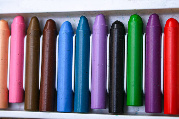 Des crayons multicolores dans une boîte blanche pour la créativité
 - Photo, image