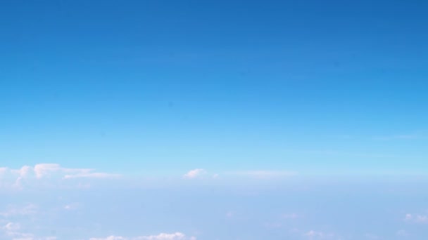 Hermosas nubes blancas flotando en el aire en el cielo azul por la mañana a través de la vista del avión
 - Imágenes, Vídeo