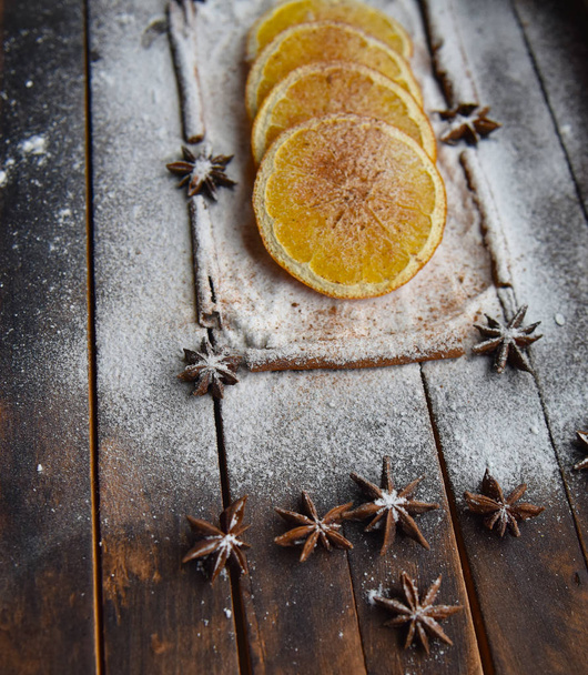 cornice di bastoncini di cannella arancione stella anice zucchero in polvere per l'arredamento di Natale
 - Foto, immagini