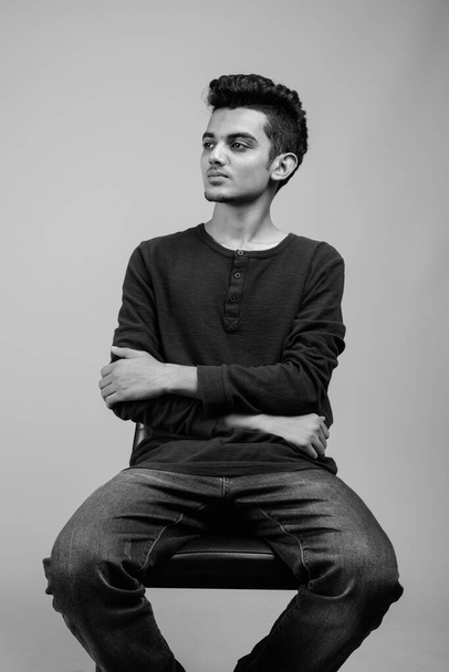 Egy fiatal indiai férfi portréja fekete-fehérben. - Fotó, kép