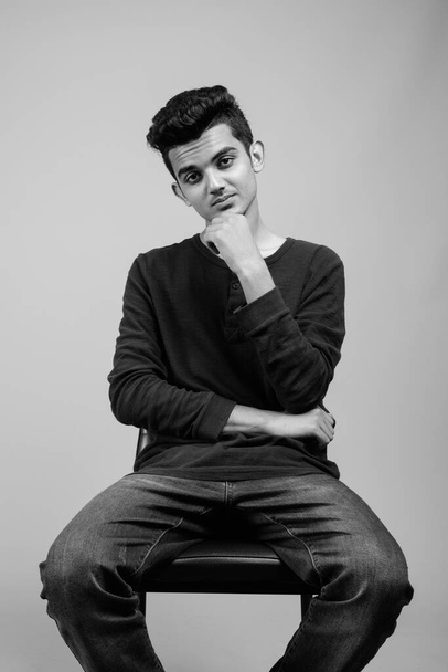 Portrait de jeune Indien en noir et blanc
 - Photo, image