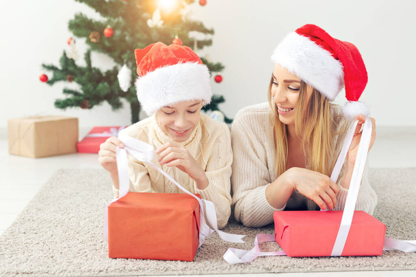 Bekar ebeveyn ve tatil konsepti - Noel arifesinde evde Noel 'i kutlayan annenin portresi - Fotoğraf, Görsel