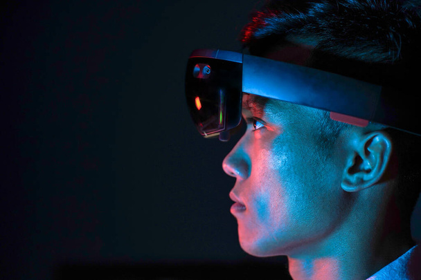 Il giovane asiatico con occhiali di realtà virtuale. Sperimenta cuffie olen realtà mista in studio con tecnologia avanzata
 - Foto, immagini