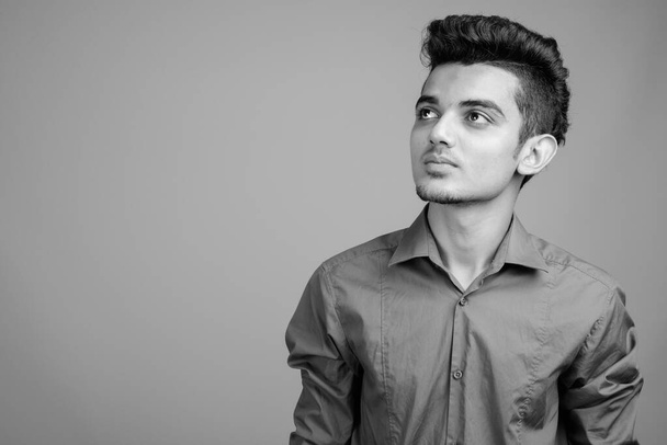 Portré fiatal indiai üzletemberről fekete-fehérben - Fotó, kép