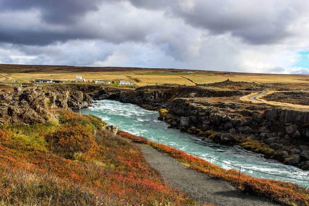 Cascata Godafoss in Islanda con bellissimi colori autunnali
 - Foto, immagini