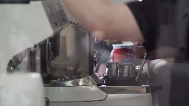 Barista robi espresso przy użyciu ekspresu do kawy - Materiał filmowy, wideo