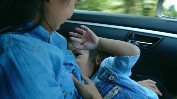 Little maluch dziewczyna ssie mleko matki w samochodzie. - Materiał filmowy, wideo
