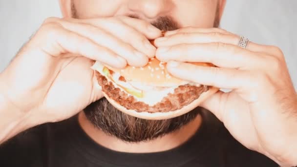 close up portret man eet hamburger - Video