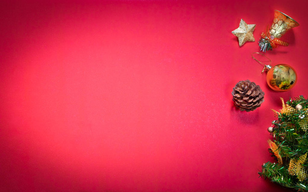 Рождественская композиция праздничная. Рождественские украшения, красные и золотые украшения на красном фоне. Празднование Рождества, Нового года, зимних праздников. Квартира, копировальное пространство
. - Фото, изображение