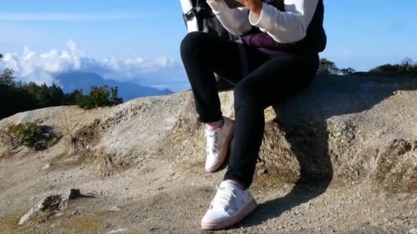 Νεαρή γυναίκα ταξιδιώτη αναζητεί συντεταγμένες Gps στο tablet Pc στην κορυφή του βουνού την ημέρα των καλοκαιρινών διακοπών. Τεχνολογία και ταξιδιωτική έννοια. - Πλάνα, βίντεο