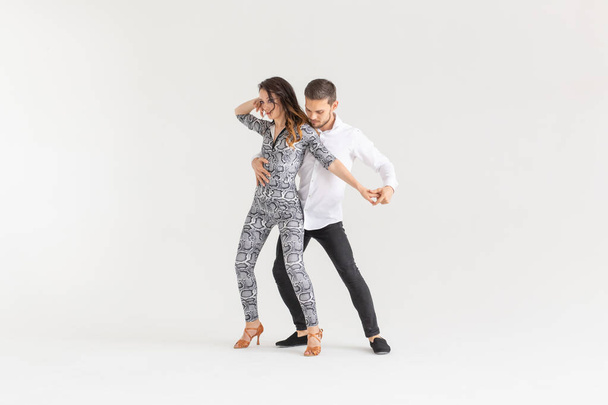 Conceito de dança social - Ativo adultos felizes bachata dançando juntos sobre fundo branco com espaço de cópia
 - Foto, Imagem