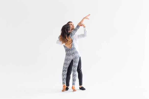 Vášnivá dvojice tančící společenské Danse kizomba nebo Bachata nebo Semba nebo taraxia na bílém pozadí s prostorem pro kopírování - Fotografie, Obrázek