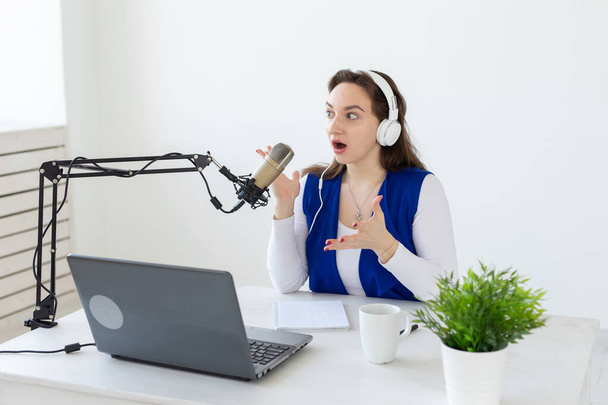 Rádio, blogging, conceito de podcasting - jovem mulher trabalhando como DJ no rádio
. - Foto, Imagem