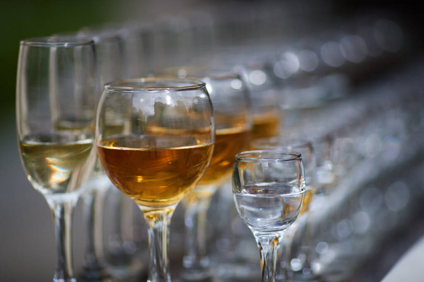 Un sacco di bicchieri sul tavolo del matrimonio
 - Foto, immagini