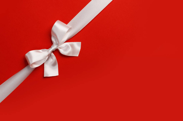 White gift bow on red - Fotó, kép
