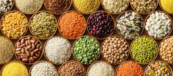 Varios cereales de colores y legumbres de fondo
 - Foto, Imagen