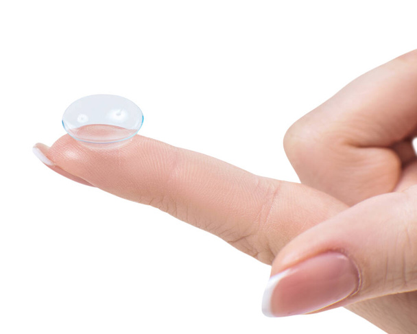 Kontaktlinse auf einem Finger isoliert auf weißem Hintergrund. - Foto, Bild