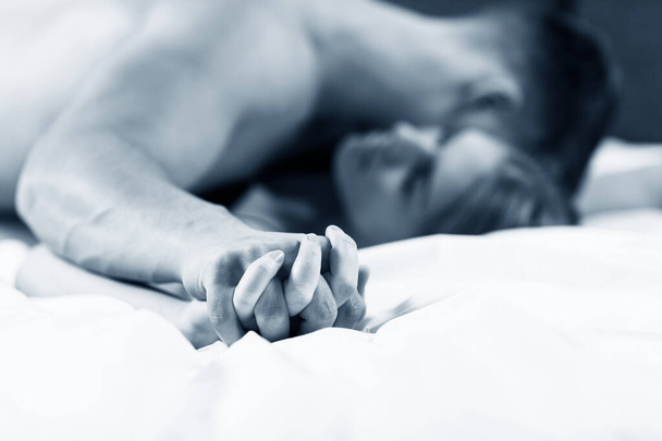 Орієнтований на руки пристрасті пари займаються сексом
. - Фото, зображення