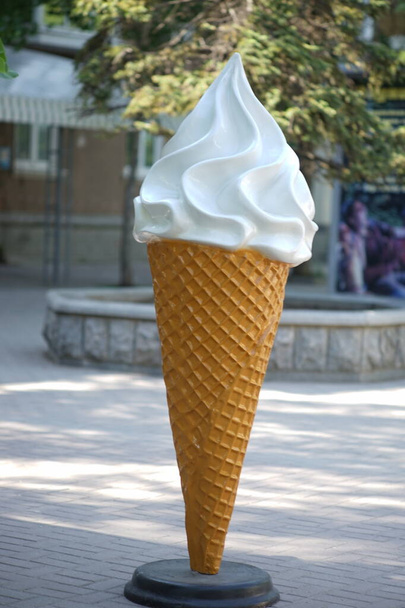 Duża makieta lodów w waflu w letnim parku. - Zdjęcie, obraz