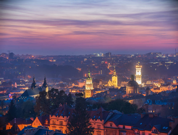 Καταπληκτική πανοραμική θέα του ιστορικού κέντρου της πόλης στο λυκόφως, Lviv, Ουκρανία. Μνημείο παγκόσμιας κληρονομιάς της Unesco - Φωτογραφία, εικόνα