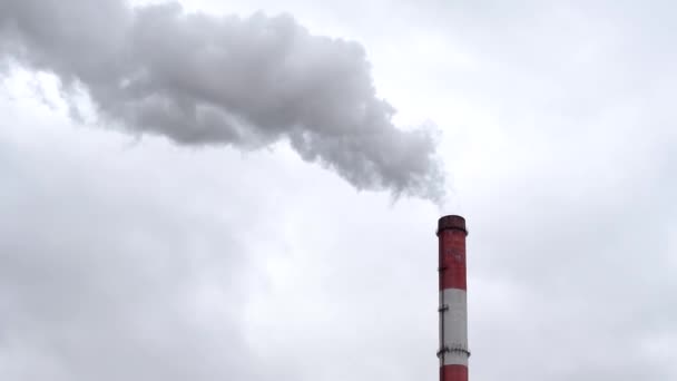 Chimeneas de fábrica produciendo humo al amanecer, vista aérea. Concepto de contaminación atmosférica
. - Metraje, vídeo