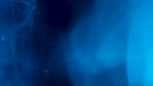 Siyah arkaplanda parlayan mavi ışık efekti - Video, Çekim
