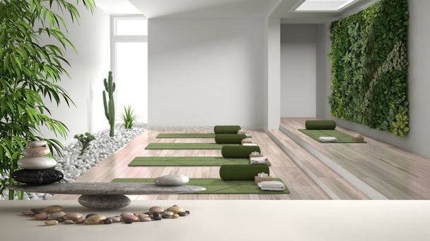 weißes Tischregal mit Kieselbalancierung und 3D-Buchstaben, die das Wort Feng Shui über Yoga-Studio, vertikalen Garten, bereit für Yoga-Praxis, Meditationsraum, Zen-Konzept Innenarchitektur - Foto, Bild