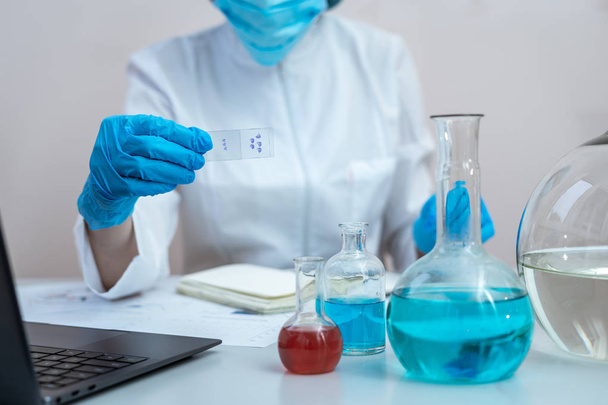 Chemiczka prowadząca badania laboratoryjne, siedząca w biurze - Zdjęcie, obraz