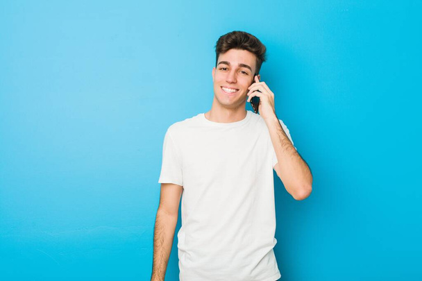 Підліток білий чоловік розмовляє по телефону
 - Фото, зображення