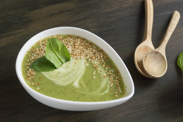 A sötét háttéren zöld zöldség vegetáriánus leves. - Fotó, kép