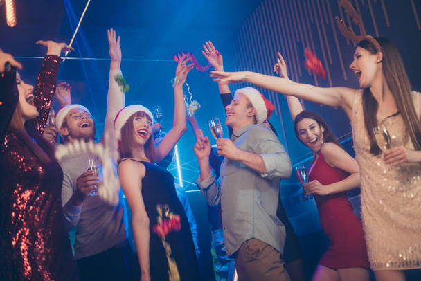 Photo of corporate party company yleisö nostaa kädet ylös ikionnellinen x-mas yö parhaat ystävät tanssilattia muodollinen kulumista ylellisyyttä leningit housut santa hatut yökerho
 - Valokuva, kuva