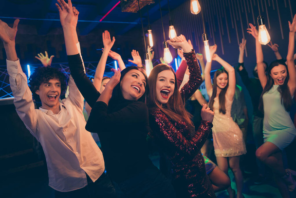 Muotokuva iloinen positiivinen ryhmä yritys yritysten ihmiset kaksi tyttöystävää tavata hauskaa osapuolen tanssia tuntuu hullu villi kulumista formalwear mekko huutaa disco
 - Valokuva, kuva