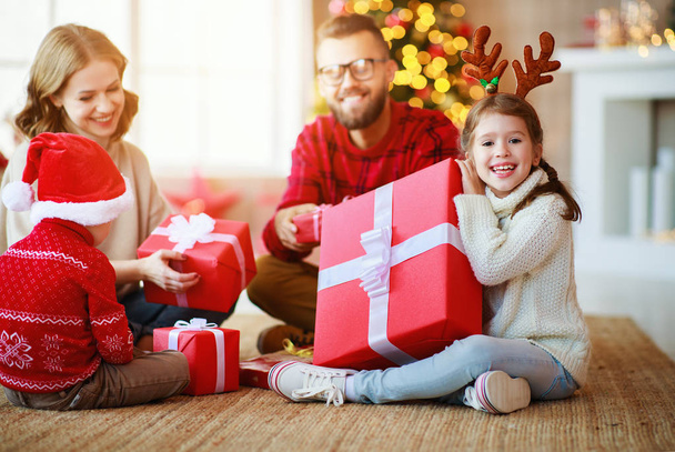 glückliche Familie öffnet Geschenke an Heiligabend - Foto, Bild