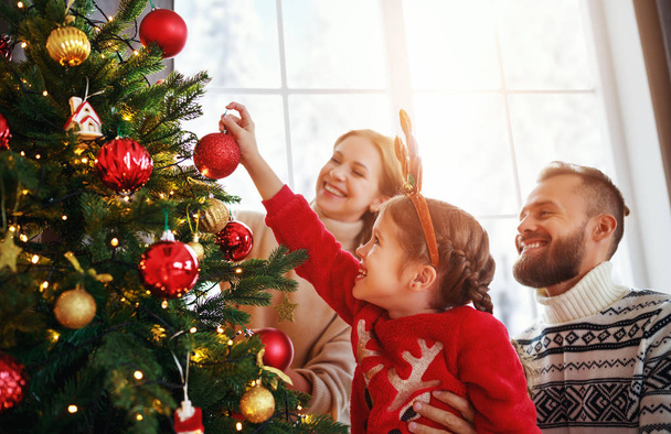 Mutlu aile anne, baba ve çocuk Noel süslüyor. - Fotoğraf, Görsel
