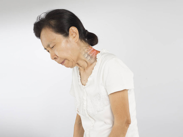 idős ázsiai nő érzi nyak csontok fájdalom  - Fotó, kép