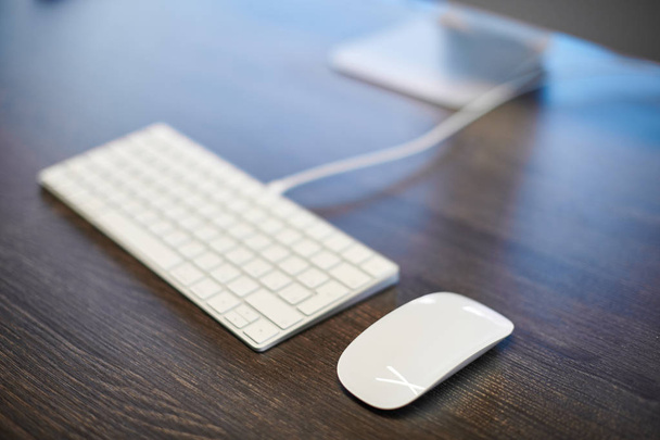 Клавіатура і миша на офісному столі. Сучасне мінімальне робоче місце для навчання. Порожній простір для копіювання
. - Фото, зображення