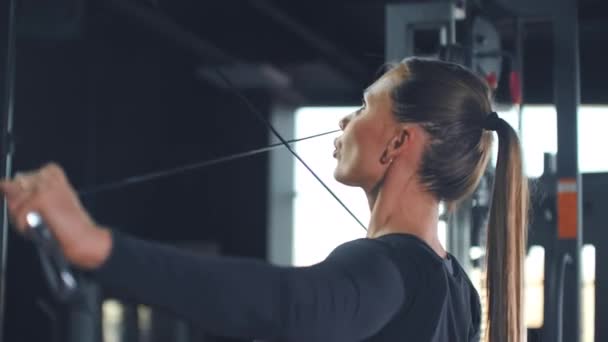 Siłownia dzień treningu dla pięknego i muskularnego ciała - Materiał filmowy, wideo