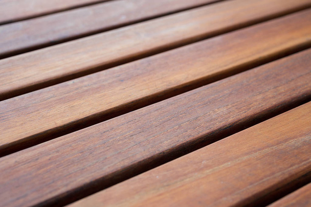 Textura de cerca de tablones de madera marrón barnizado, macro
 - Foto, Imagen