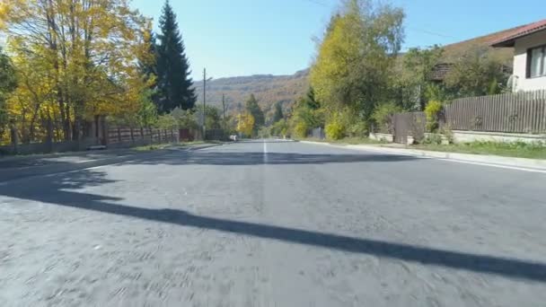 Drohne folgt ungebrochener weißer Mittelstreifen-Markierung auf Asphaltstraße - Filmmaterial, Video