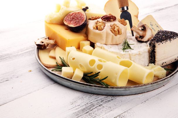 Diferentes tipos de queso. Bandeja de queso con queso diferente
  - Foto, Imagen