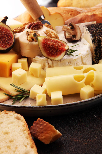 Diferentes tipos de queso. Bandeja de queso con queso diferente
  - Foto, Imagen
