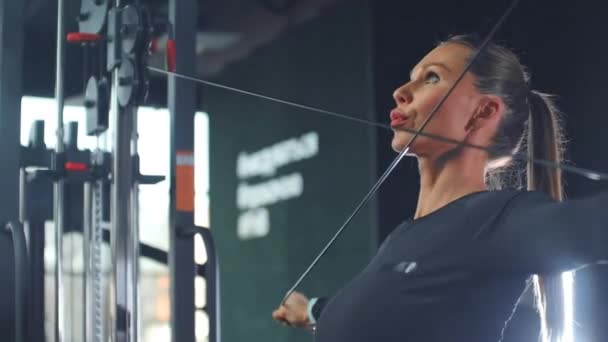 Jeune femme effectue un entraînement circulaire dans la salle de gym
 - Séquence, vidéo