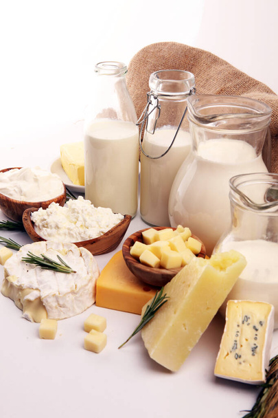 Diferentes productos lácteos saludables sobre un fondo rústico con leche
 - Foto, imagen